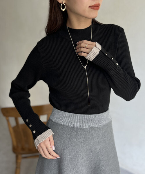 Chez toi（シェトワ）の「配色袖口ボタンハイネックプルオーバー（ニット/セーター・レディース・レッド/グレー/オフホワイト/ブラック/アイボリー・FREE）」の13枚目の写真