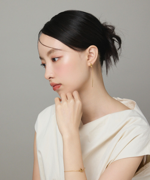 ciite' surgical stainless(シーテサージカルステンレス)の「【 金属アレルギー対応 】 ノットチェーンピアス サージカルステンレス (両耳用)(ピアス(両耳用)・レディース・ゴールド/シルバー・FREE)」の3枚目の写真