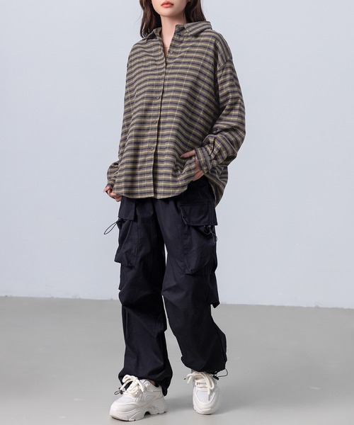 DAY CLOSET（デイ クローゼット）の「【カラーで選べる質感/ゆるっと羽織れるオーバーサイズ】長袖チェック柄ラウンドアシメヘムボックスプリーツシャツ（シャツ/ブラウス・レディース・ネイビー/イエロー×グレー・M/L）」の11枚目の写真