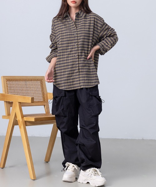 DAY CLOSET（デイ クローゼット）の「【カラーで選べる質感/ゆるっと羽織れるオーバーサイズ】長袖チェック柄ラウンドアシメヘムボックスプリーツシャツ（シャツ/ブラウス・レディース・ネイビー/イエロー×グレー・M/L）」の10枚目の写真