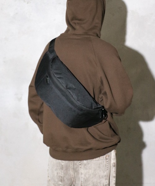 C.E.L.STORE（セルストア）の「NISSIN CAP&BAG / ニッシンキャップ&バッグ POLY OVERSIZED CROSSBODY PACK ボディバッグ（ボディバッグ/ウエストポーチ・メンズ・ブラック・FREE）」の11枚目の写真