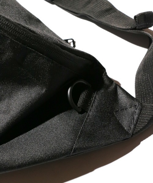 C.E.L.STORE（セルストア）の「NISSIN CAP&BAG / ニッシンキャップ&バッグ POLY OVERSIZED CROSSBODY PACK ボディバッグ（ボディバッグ/ウエストポーチ・メンズ・ブラック・FREE）」の3枚目の写真