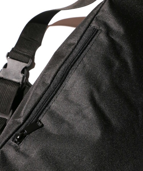 C.E.L.STORE（セルストア）の「NISSIN CAP&BAG / ニッシンキャップ&バッグ POLY OVERSIZED CROSSBODY PACK ボディバッグ（ボディバッグ/ウエストポーチ・メンズ・ブラック・FREE）」の4枚目の写真