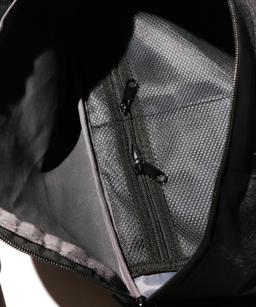 C.E.L.STORE（セルストア）の「NISSIN CAP&BAG / ニッシンキャップ&バッグ POLY OVERSIZED CROSSBODY PACK ボディバッグ（ボディバッグ/ウエストポーチ・メンズ・ブラック・FREE）」の5枚目の写真