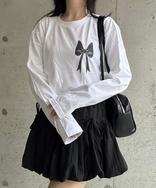 merrylatte(メリーラテ)の「バレエコアリボンプリントロングTシャツ(Tシャツ/カットソー・レディース・ホワイト・MEDIUM/LARGE)」の1枚目の写真