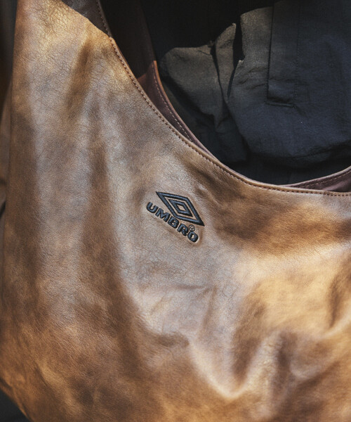 UMBRO（アンブロ）の「UMBRO/アンブロ 別注 PU New Round Shoulder Bag/ニュー ラウンド ショルダーバッグ/ヴィンテージライク（ショルダーバッグ・メンズ・ブラック/ダークブラウン/ブラウン・ONE SIZE）」の11枚目の写真