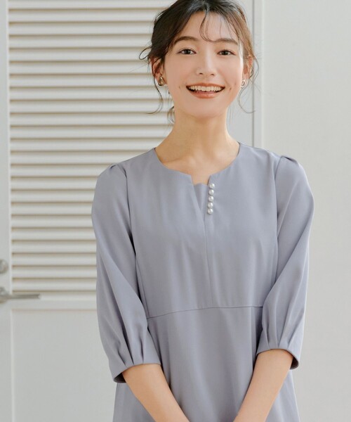 Tiaclasse(ティアクラッセ)の「パール付きタックスリーブワンピース(ワンピース・レディース・ベージュ/ネイビー/サックスブルー・M/L/S)」の8枚目の写真