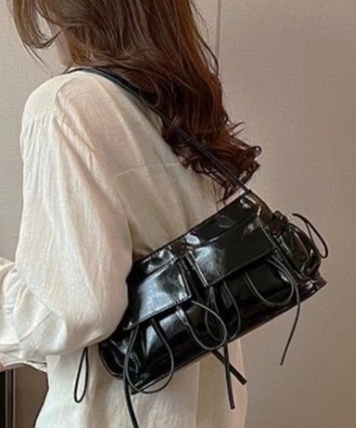 ROOPTOKYO（ループトウキョウ）の「Korean Style Pocket Shoulder Bag / 韓国スタイル ポケット ショルダーバッグ（ショルダーバッグ・レディース・シルバー/ブラック・FREE）」の2枚目の写真