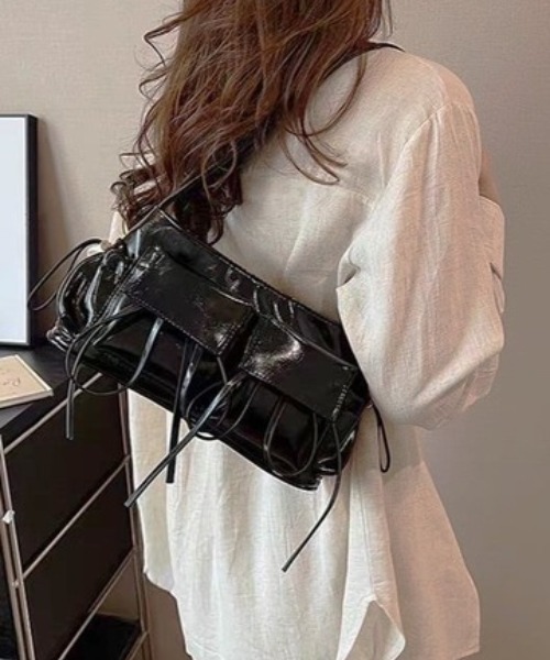 ROOPTOKYO（ループトウキョウ）の「Korean Style Pocket Shoulder Bag / 韓国スタイル ポケット ショルダーバッグ（ショルダーバッグ・レディース・シルバー/ブラック・FREE）」の17枚目の写真