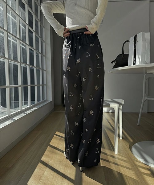 WILLFULLY（ウィルフリー）の「double belt loop center seam ditsy print PT（スラックス・レディース・ブラック/ベージュ・FREE）」の9枚目の写真