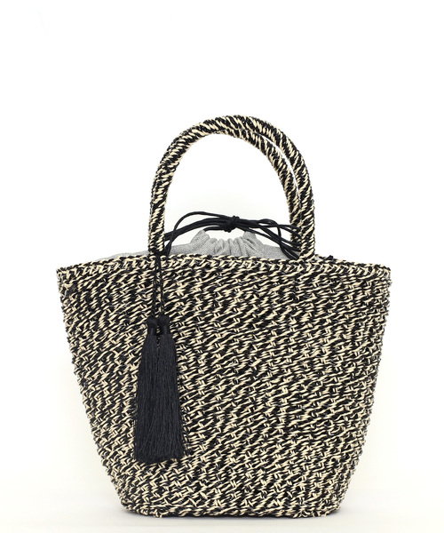 COOCO(クーコ)の「メタリックフィルム×ペーパー編みタッセル付カゴバッグ(かごバッグ・レディース・オフホワイト/ガンメタ/シルバー/ブラック・FREE)」の13枚目の写真