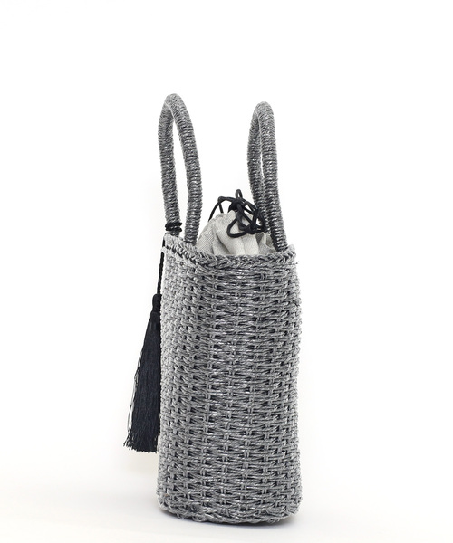 COOCO(クーコ)の「メタリックフィルム×ペーパー編みタッセル付カゴバッグ(かごバッグ・レディース・オフホワイト/ガンメタ/シルバー/ブラック・FREE)」の18枚目の写真