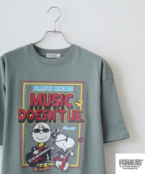 PEANUTS(ピーナッツ)の「PEANUTS ROCK柄ヘビーウエイトドロップショルダーTシャツ(Tシャツ/カットソー・メンズ・オフホワイト/ブラック/ライトカーキ・S/M/L/LL)」の3枚目の写真