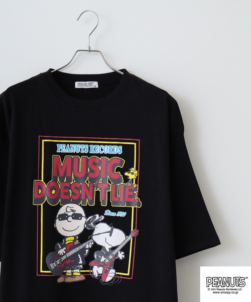 PEANUTS(ピーナッツ)の「PEANUTS ROCK柄ヘビーウエイトドロップショルダーTシャツ(Tシャツ/カットソー・メンズ・オフホワイト/ブラック/ライトカーキ・S/M/L/LL)」の1枚目の写真