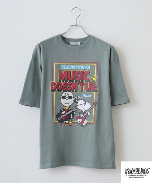 PEANUTS(ピーナッツ)の「PEANUTS ROCK柄ヘビーウエイトドロップショルダーTシャツ(Tシャツ/カットソー・メンズ・オフホワイト/ブラック/ライトカーキ・S/M/L/LL)」の5枚目の写真