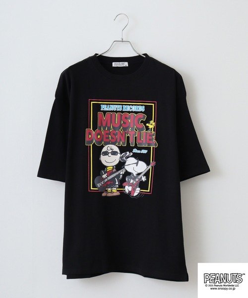 PEANUTS(ピーナッツ)の「PEANUTS ROCK柄ヘビーウエイトドロップショルダーTシャツ(Tシャツ/カットソー・メンズ・オフホワイト/ブラック/ライトカーキ・S/M/L/LL)」の4枚目の写真