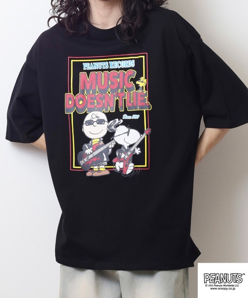 PEANUTS(ピーナッツ)の「PEANUTS ROCK柄ヘビーウエイトドロップショルダーTシャツ(Tシャツ/カットソー・メンズ・オフホワイト/ブラック/ライトカーキ・S/M/L/LL)」の15枚目の写真