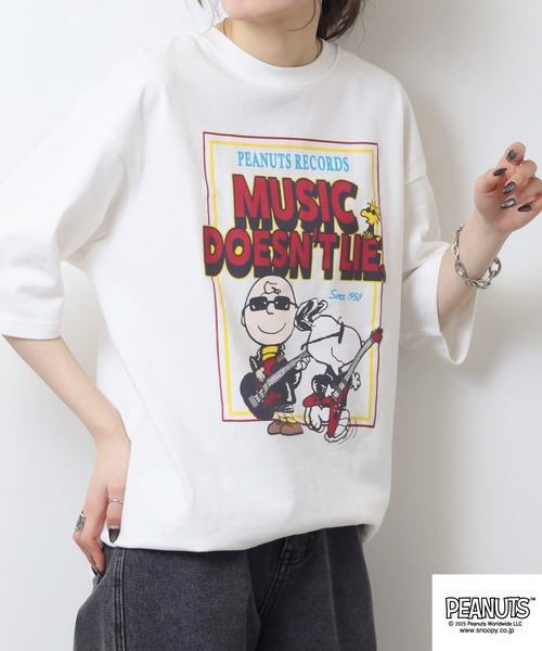 PEANUTS(ピーナッツ)の「PEANUTS ROCK柄ヘビーウエイトドロップショルダーTシャツ(Tシャツ/カットソー・メンズ・オフホワイト/ブラック/ライトカーキ・S/M/L/LL)」の12枚目の写真