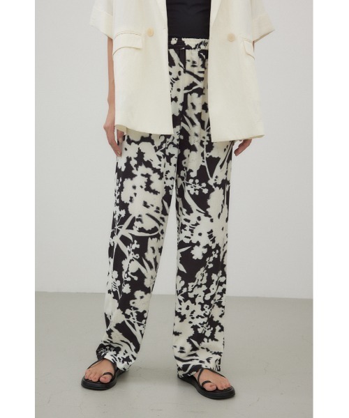 crie conforto(クリーコンフォルト)の「ブラーフラワープリントパンツ(スラックス・レディース・ホワイト系その他/イエロー系その他/ブラウン系その他・MEDIUM/SMALL)」の1枚目の写真