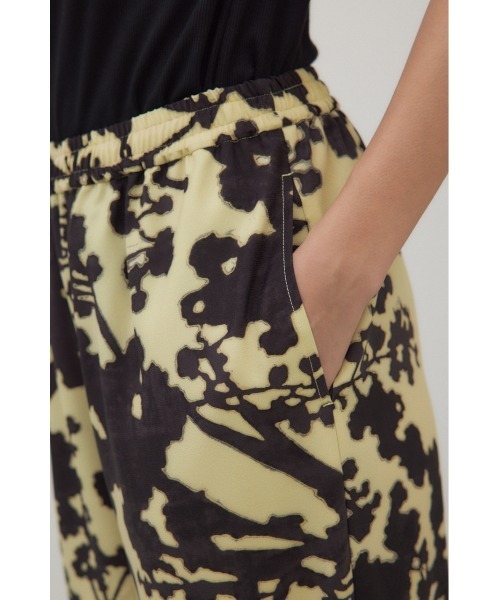 crie conforto(クリーコンフォルト)の「ブラーフラワープリントパンツ(スラックス・レディース・ホワイト系その他/イエロー系その他/ブラウン系その他・MEDIUM/SMALL)」の4枚目の写真