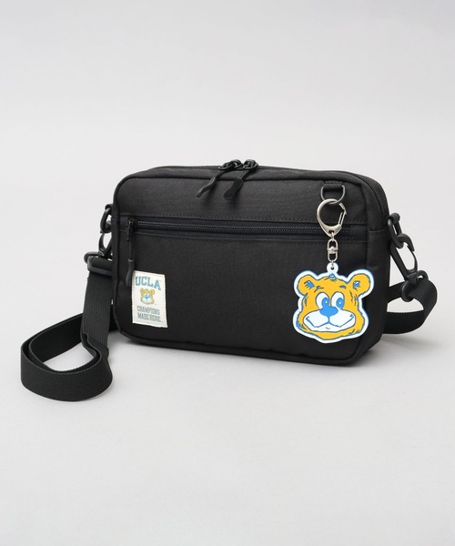 UCLA(ユーシーエルエー)の「UCLA 横型 ミニショルダーバッグ ジョー ラバーチャーム付き(ショルダーバッグ・メンズ・ブラック・FREE)」の2枚目の写真