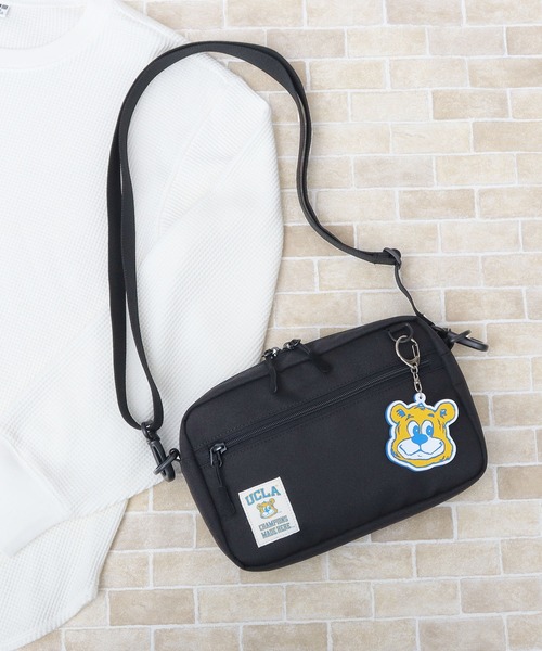 UCLA(ユーシーエルエー)の「UCLA 横型 ミニショルダーバッグ ジョー ラバーチャーム付き(ショルダーバッグ・メンズ・ブラック・FREE)」の3枚目の写真