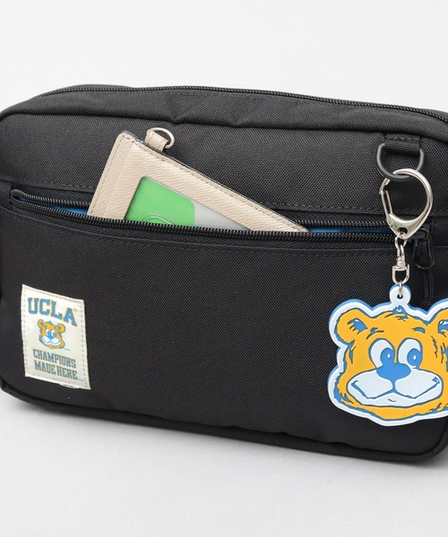 UCLA(ユーシーエルエー)の「UCLA 横型 ミニショルダーバッグ ジョー ラバーチャーム付き(ショルダーバッグ・メンズ・ブラック・FREE)」の8枚目の写真
