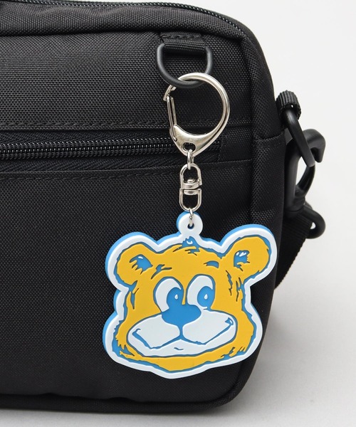 UCLA(ユーシーエルエー)の「UCLA 横型 ミニショルダーバッグ ジョー ラバーチャーム付き(ショルダーバッグ・メンズ・ブラック・FREE)」の16枚目の写真