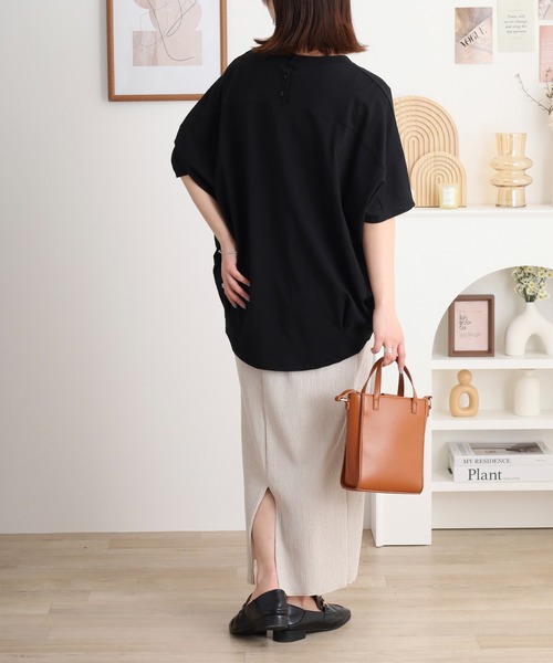 atONE(アットワン)の「コクーンシルエットプルオーバー(Tシャツ/カットソー・レディース・チャコールグレー/オフホワイト/ブラック/グレイッシュベージュ/ミント・M-L/4L~5L/LL~3L)」の11枚目の写真