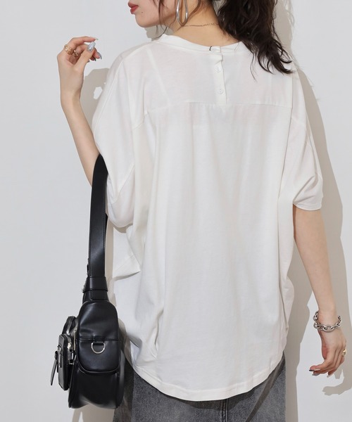 atONE(アットワン)の「コクーンシルエットプルオーバー(Tシャツ/カットソー・レディース・チャコールグレー/オフホワイト/ブラック/グレイッシュベージュ/ミント・M-L/4L~5L/LL~3L)」の15枚目の写真
