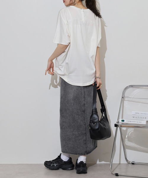 atONE(アットワン)の「コクーンシルエットプルオーバー(Tシャツ/カットソー・レディース・チャコールグレー/オフホワイト/ブラック/グレイッシュベージュ/ミント・M-L/4L~5L/LL~3L)」の17枚目の写真