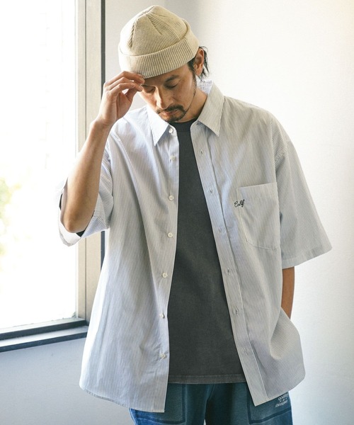 BAYFLOW(ベイフロー)の「ワンポイント刺繍ストライプ半袖シャツ(シャツ/ブラウス・メンズ・ブルー/ホワイト・LARGE/MEDIUM)」の1枚目の写真