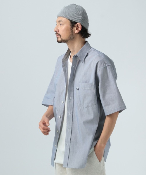 BAYFLOW(ベイフロー)の「ワンポイント刺繍ストライプ半袖シャツ(シャツ/ブラウス・メンズ・ブルー/ホワイト・LARGE/MEDIUM)」の2枚目の写真