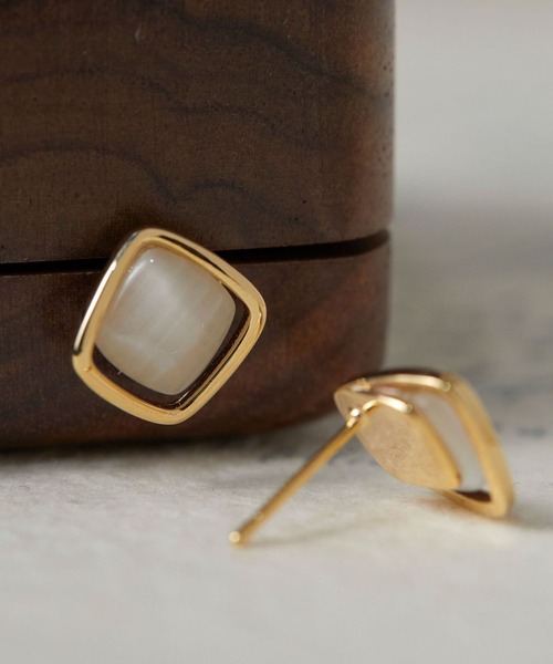 yu-ka(ユーカ)の「YU-KA:レトロスクエアデザインピアス retro square design pierce(ピアス(両耳用)・レディース・ゴールド・FREE)」の2枚目の写真