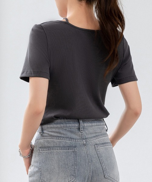 DAY CLOSET(デイ クローゼット)の「レディース デコルテきれい魅せ。半袖クロスネックリブトップス(Tシャツ/カットソー・レディース・ホワイト/ブラック/グレー/チャコールグレー・FREE)」の18枚目の写真