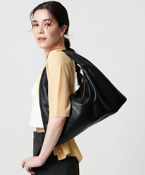 LE VERNIS（ル・ベルニ）の「＜LE VERNIS＞Sculpture triangle M/ショルダーバッグ（ショルダーバッグ・レディース・ブラック/グレー系・FREE）」の2枚目の写真