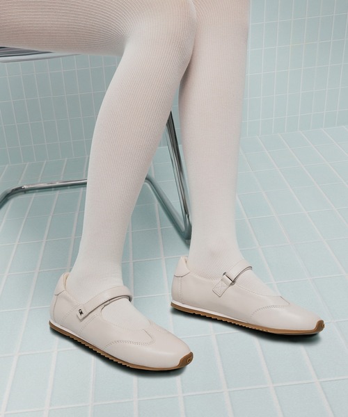 CHARLES & KEITH(チャールズ & キース)の「Jace ジェイス メリージェーン(スニーカー・レディース・オフホワイト/ブラウン・23cm/23.5cm/24.5cm/25cm)」の7枚目の写真