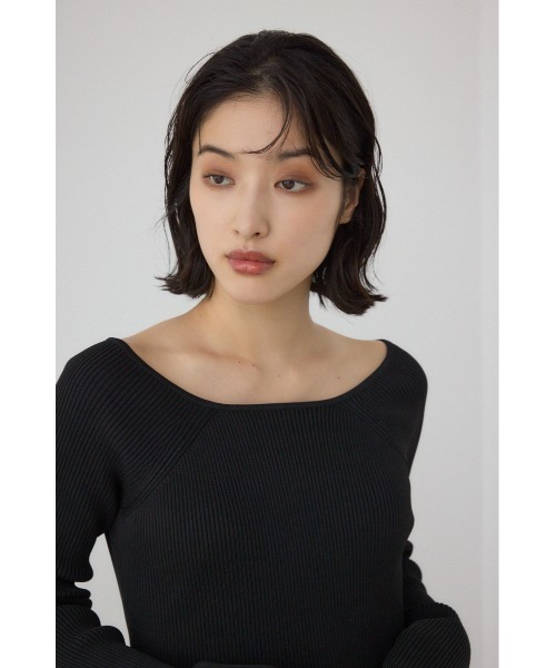 PLUS(プラス)の「【PLUS】オフショルダーペプラムニット(ニット/セーター・レディース・ダークブルー/ブラック/マジェンタ・FREE)」の10枚目の写真