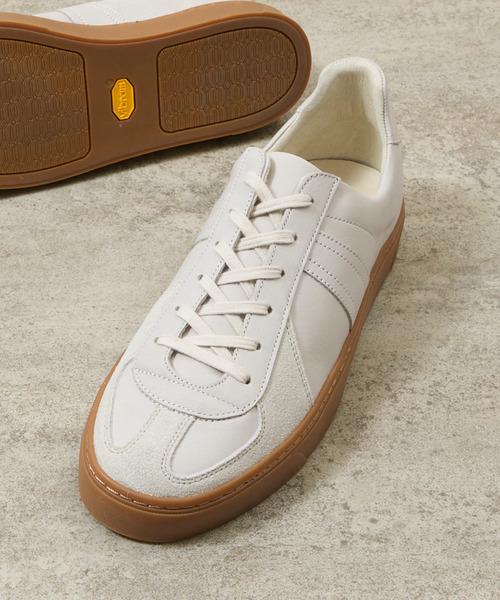And A(アンドエー)の「ALTERUM オルタム / VIBRAM SOLE GERMAN ARMY TRAINER 日本製オリジナルカウレザーVIBRAMソールジャーマントレーナー / 1075L(スニーカー・メンズ・ホワイト/ベージュ系その他/ブラック・7/8/9)」の3枚目の写真