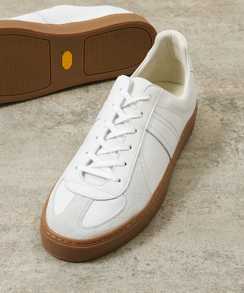 And A(アンドエー)の「ALTERUM オルタム / VIBRAM SOLE GERMAN ARMY TRAINER 日本製オリジナルカウレザーVIBRAMソールジャーマントレーナー / 1075L(スニーカー・メンズ・ホワイト/ベージュ系その他/ブラック・7/8/9)」の2枚目の写真