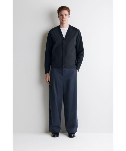 COS（コス）の「ニットパネルカーディガン（カーディガン/ボレロ・メンズ・ネイビー・S/M/L/XS）」の2枚目の写真