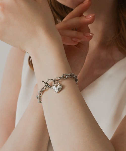 DiamondHearts（ダイヤモンドハーツ）の「エンボスハートチャームマンテルチェーンブレスレット（ブレスレット・レディース・シルバー/ゴールド・SMALL/MEDIUM/LARGE）」の3枚目の写真