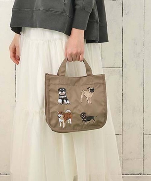 Bleu Bleuet(ブルーブルーエ)の「ナイロン刺繍ランチトートバッグ(トートバッグ・レディース・ベージュ/ネイビー/ブラック/グレー・FREE)」の1枚目の写真