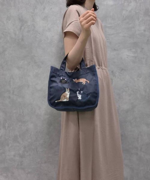 Bleu Bleuet(ブルーブルーエ)の「ナイロン刺繍ランチトートバッグ(トートバッグ・レディース・ベージュ/ネイビー/ブラック/グレー・FREE)」の11枚目の写真