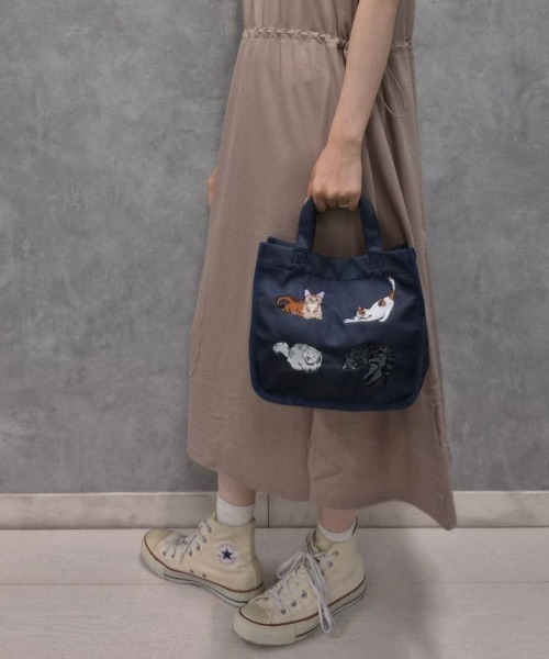 Bleu Bleuet(ブルーブルーエ)の「ナイロン刺繍ランチトートバッグ(トートバッグ・レディース・ベージュ/ネイビー/ブラック/グレー・FREE)」の12枚目の写真