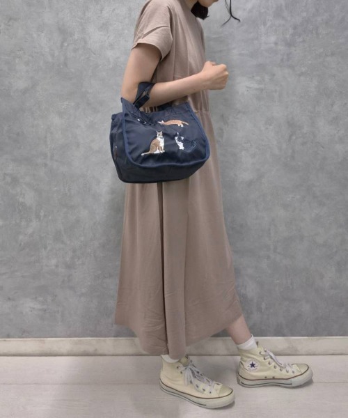 Bleu Bleuet(ブルーブルーエ)の「ナイロン刺繍ランチトートバッグ(トートバッグ・レディース・ベージュ/ネイビー/ブラック/グレー・FREE)」の13枚目の写真