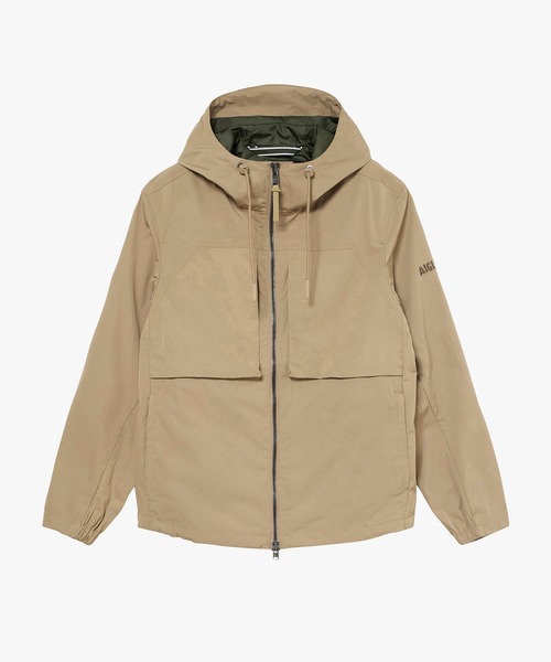 AIGLE（エーグル）の「撥水 ワンポイントロゴ刺繍 ダブルポケット フーデッドジャケット（マウンテンパーカー・メンズ・ブラック/モスグリーン/ベージュ・L/M/S）」の2枚目の写真