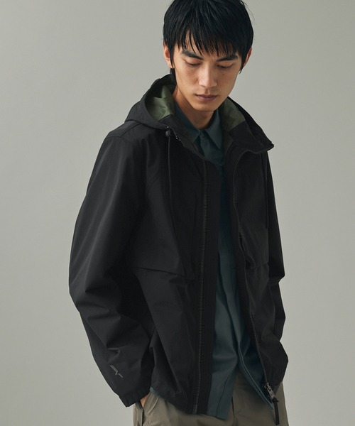 AIGLE（エーグル）の「撥水 ワンポイントロゴ刺繍 ダブルポケット フーデッドジャケット（マウンテンパーカー・メンズ・ブラック/モスグリーン/ベージュ・L/M/S）」の5枚目の写真