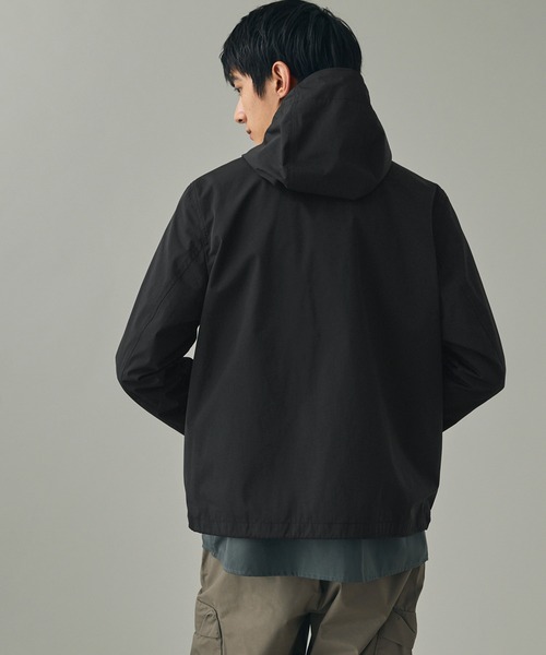 AIGLE（エーグル）の「撥水 ワンポイントロゴ刺繍 ダブルポケット フーデッドジャケット（マウンテンパーカー・メンズ・ブラック/モスグリーン/ベージュ・L/M/S）」の6枚目の写真