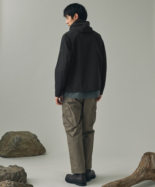 AIGLE（エーグル）の「撥水 ワンポイントロゴ刺繍 ダブルポケット フーデッドジャケット（マウンテンパーカー・メンズ・ブラック/モスグリーン/ベージュ・L/M/S）」の8枚目の写真